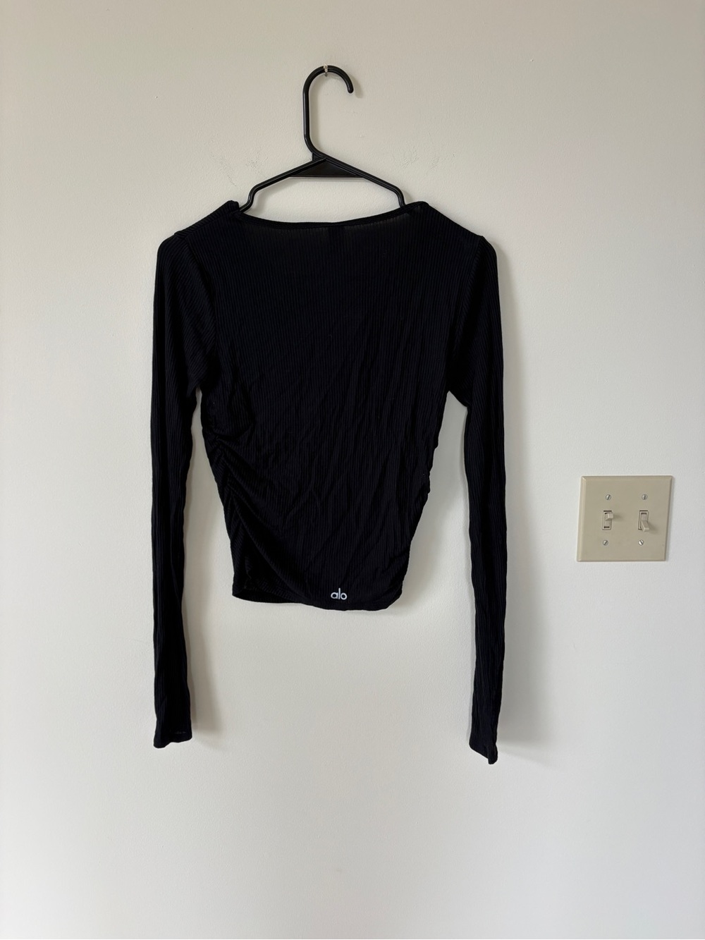 ALO Yoga Black Ribbed Long-Sleeve Ruched Top - Picture 4 of 4